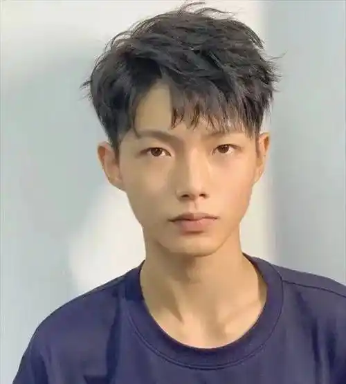 男生流行的烫发,时尚个性的钢夹烫,很好的修饰头型和提高颜值