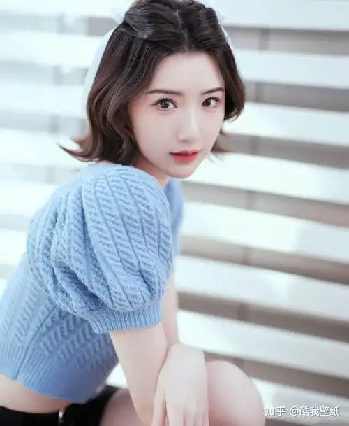 毛晓彤周末少女穿搭,蓝色毛衣小黑裙,纤腰细腿笑容甜美