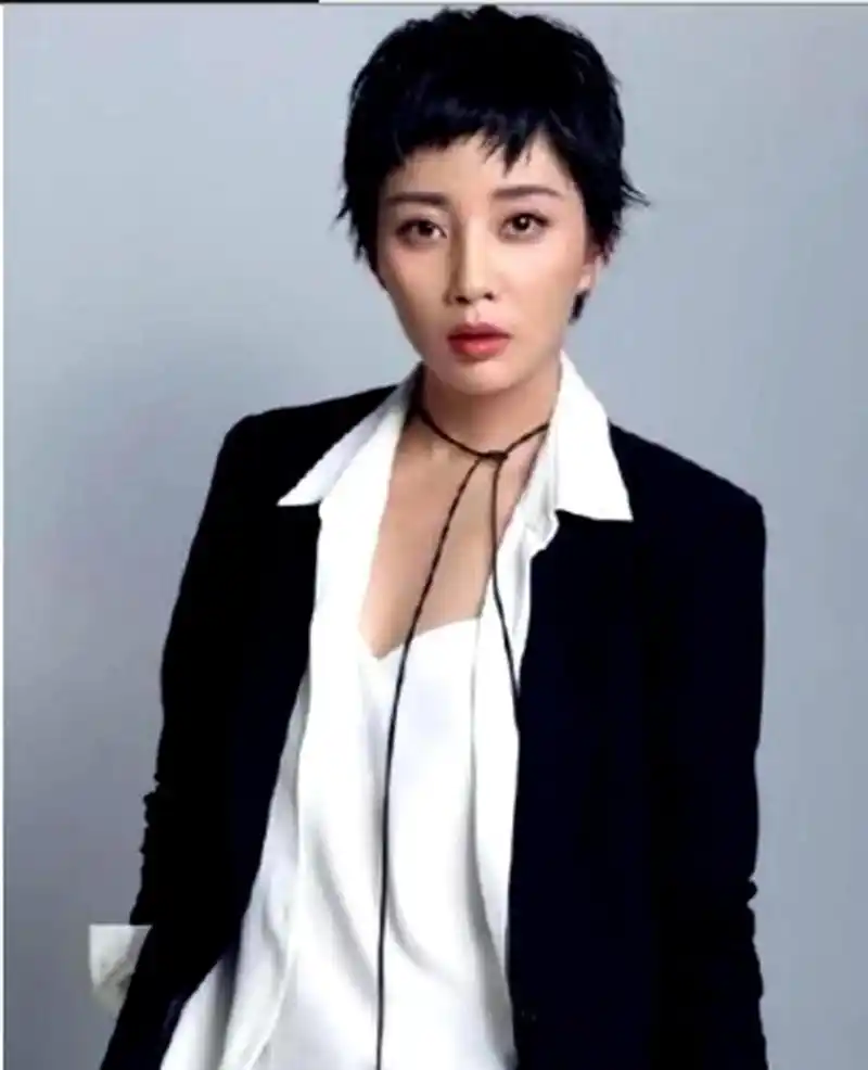 殷桃换了发型和服装,气质大变,让人惊艳不已.