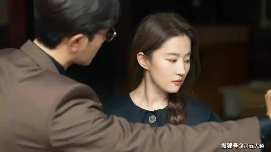 《玫瑰的故事》口碑逆跌,人民网评点名刘亦菲,张艺谋的话应验了