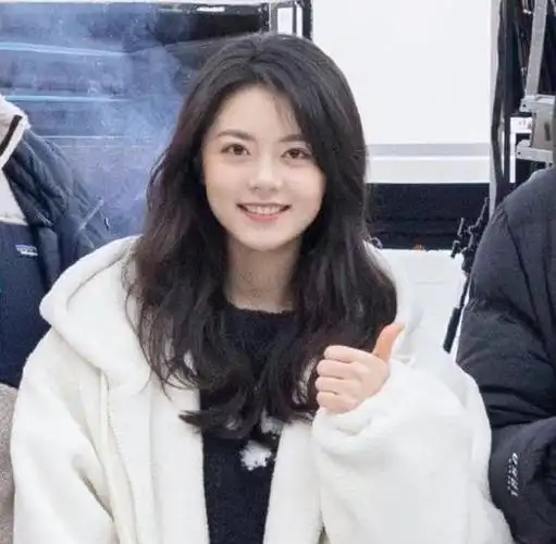 吴磊《在暴雪时分》开机照曝光!笑容很阳光,赵今麦令人心动!