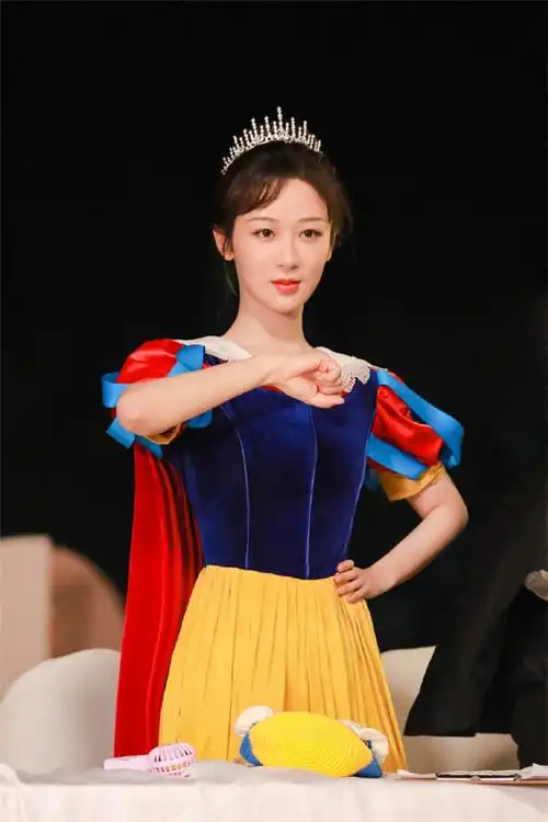 杨紫萌探探探案最新造型曝光cos白雪公主俏皮又可爱67676767