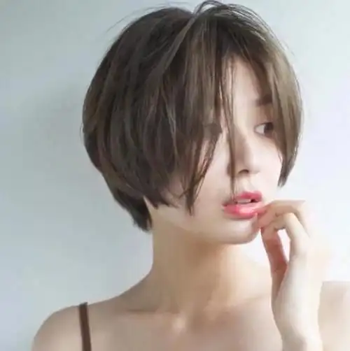 大家要切记齐耳内扣的发型,对于脸型的要求是比较高的,如果耳垂下部脸