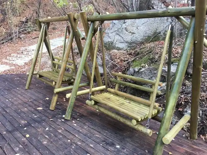 景区里面有好多这样竹制的秋千,我们开心的荡起来,顺便休息