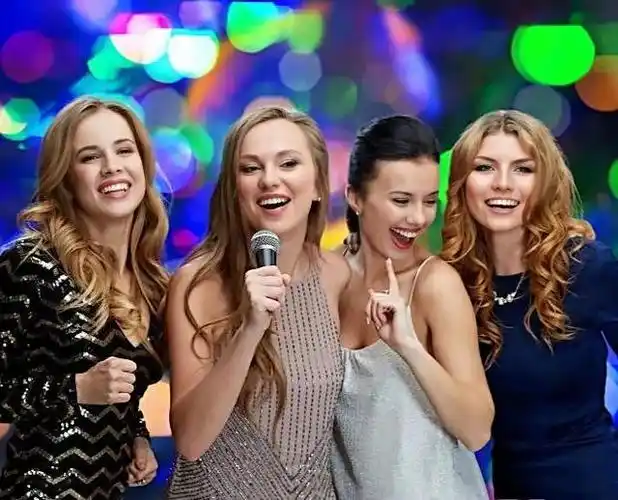 加拿大女孩梅丽莎跟我喝酒时,她认识的一名男子走了过来,尴尬了