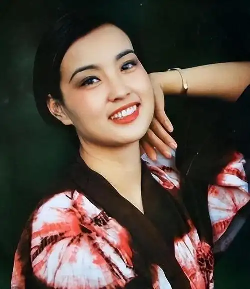 看了刘晓庆的旧照才明白姜文陈国军为啥前仆后继原来是太美