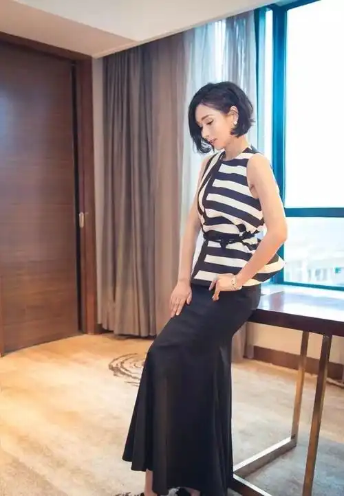 杨恭如居家写真曝光时尚短发惊艳时光