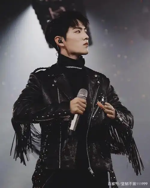 肖战身穿朋克风皮夹克,内搭黑色高领衫,冷酷超炫感觉