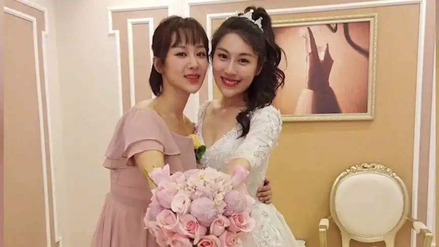 陪你从校服到婚纱!杨紫十年闺蜜大婚泣不成声 网友也来催婚了