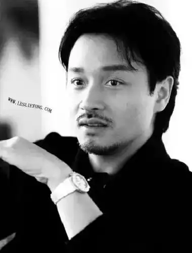 张国荣面相分析.脸型方正,入金行人格局,但头发,眉毛,胡须黑 - 抖音