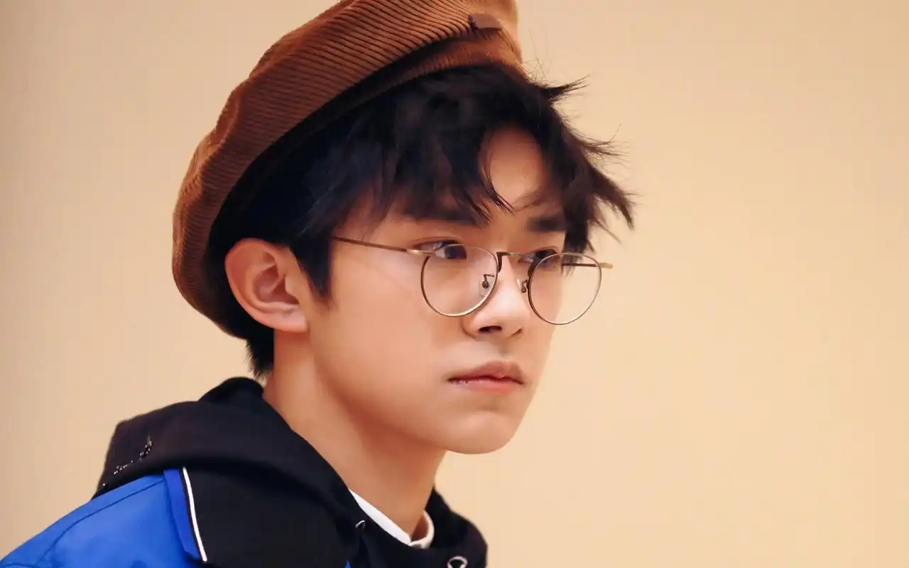 易烊千玺侧颜帅气高清图片壁纸