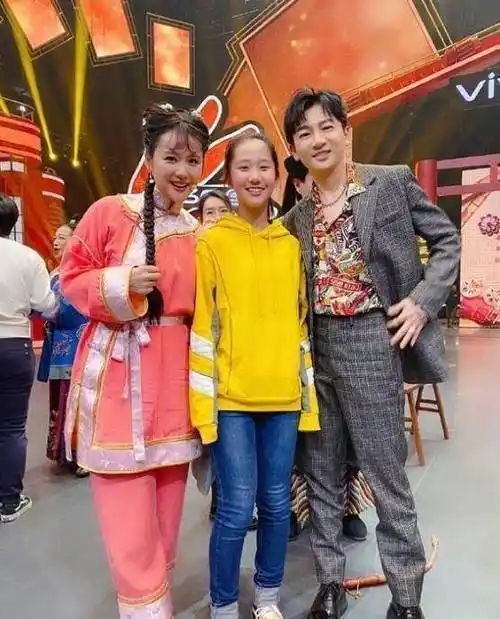 原创还珠柳红带14岁女儿追星苏有朋大长腿身高赢妈妈颜值真高