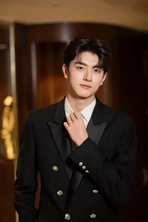 林一黑色西服儒雅帅气写真34