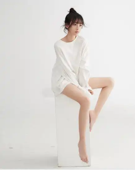 王梓莼又美又飒 气质魂穿复古港风