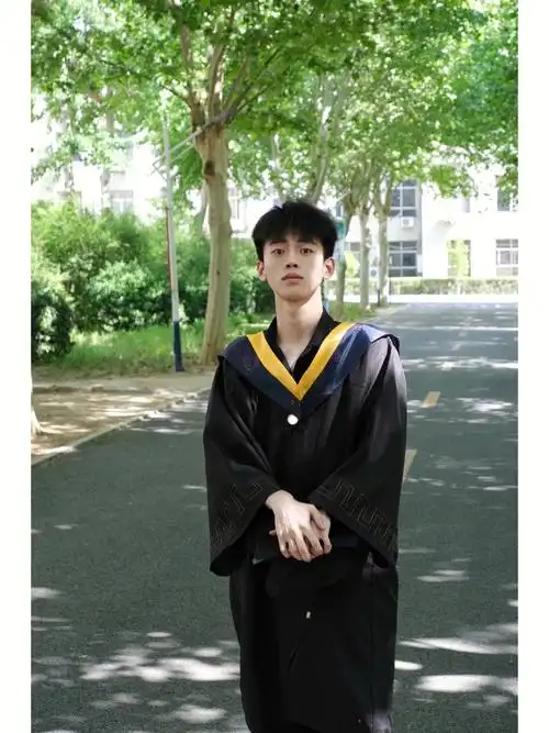 你穿学士服了吗
