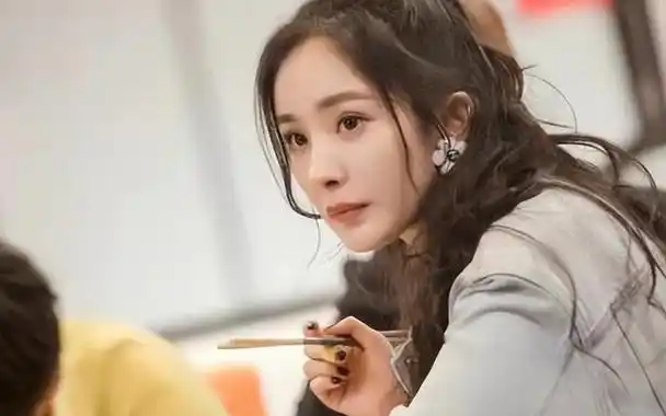 杨幂这一让彻底暴露了真实人品难怪她会被嘉行踢出局