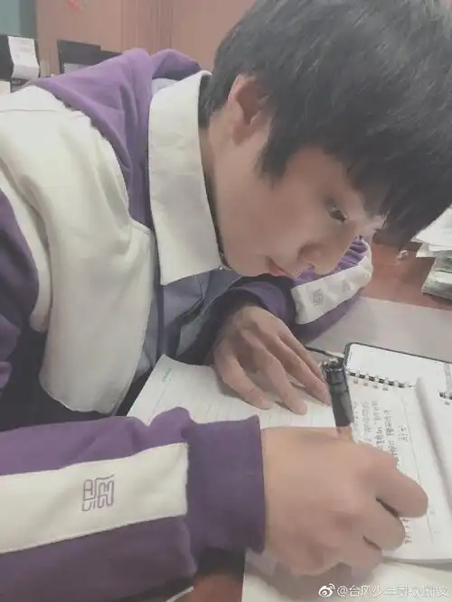 刘耀文晒一箱作业