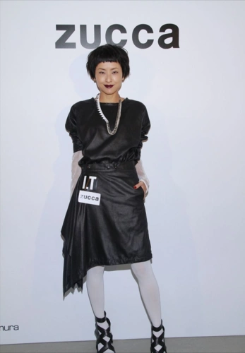 陈奕迅妻子的穿搭挺个性浆果色口红看不懂眉上刘海很抢镜