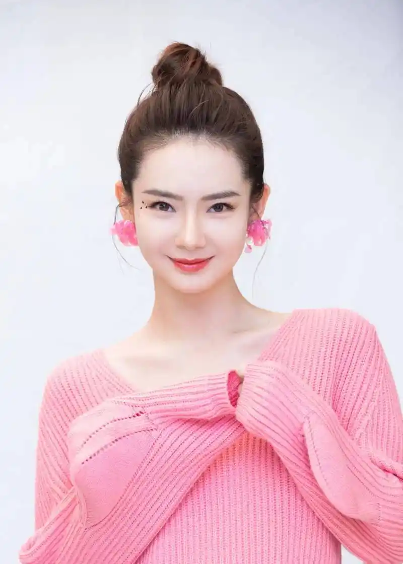 戚薇撇下李承铉和异性包场吃饭,和黄磊亲密相拥说耳边话引争议_聚餐