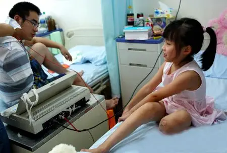 截肢的孩子为你擦干泪水,可以打败你的只有自己