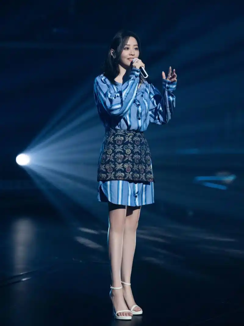 张靓颖,凉鞋穿搭,大长腿尽显无遗.