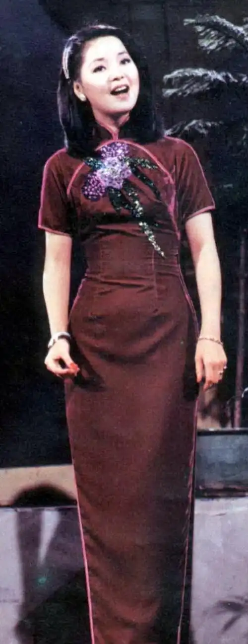 旗袍——邓丽君 不知道如何来形容她,兰花般的清幽,初荷样的明净,淡月