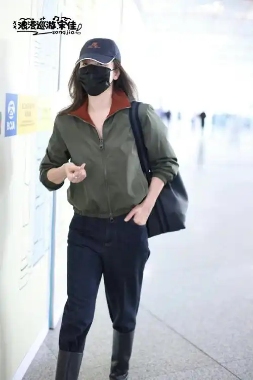 宋佳出发米兰时装周#宋佳机场私服造型分享,墨绿色休闲外套搭配牛仔