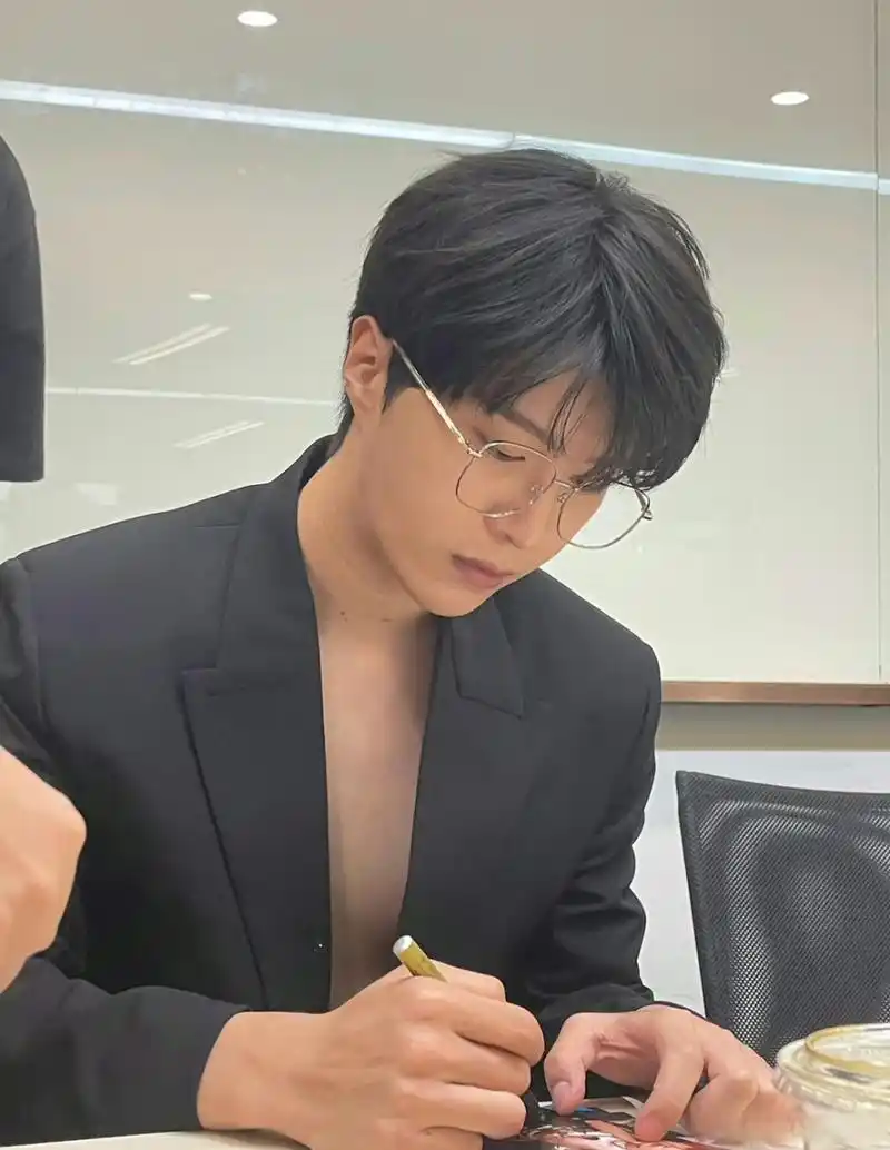 范丞丞新浪扫楼#深v77金丝眼镜我说范丞丞你要迷死谁啊!