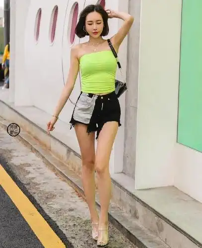 抹胸热裤,大长腿最时尚!