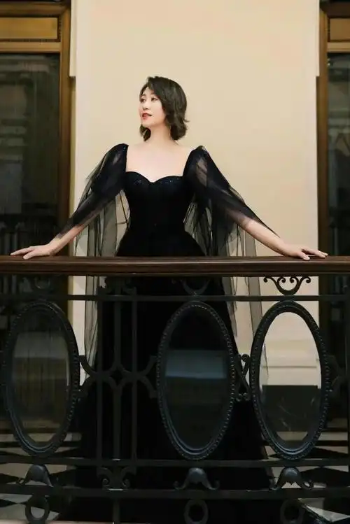 马丽是一位喜剧演员,以搞笑的形象和幽默的语言赢得了观众的喜爱.