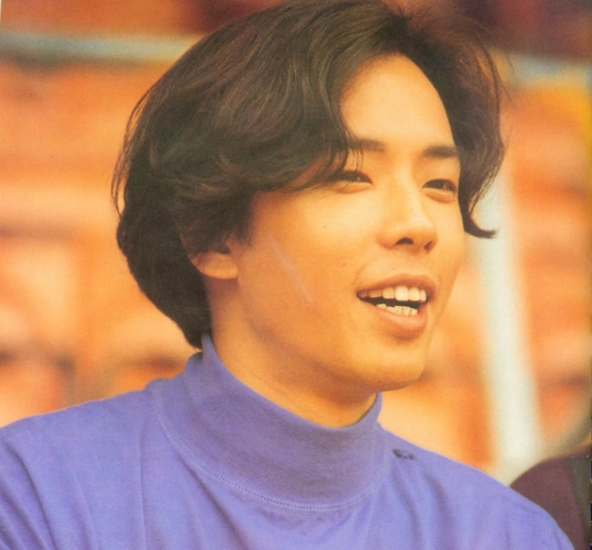 一头长发的黄贯中,穿着深v绸缎衬衣,竟然意外的不油腻.