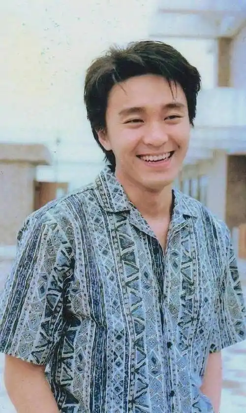 周星驰59岁生日:林允发大量星爷青涩的旧照片,搞笑又帅气_影片_相片