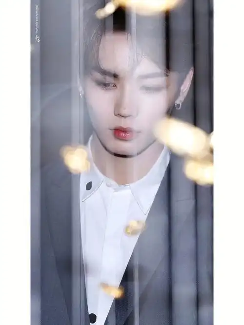 林彦俊巴塞尔表展look2灰色西服壁纸654