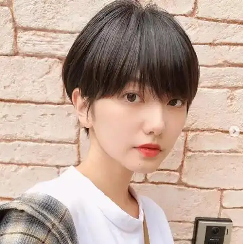 前额保留一些碎刘海,减龄又显小,喜欢请收藏