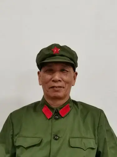 可以任选每一件珍贵漂亮的物饰,但却求不来人人都羡慕的这身绿军装