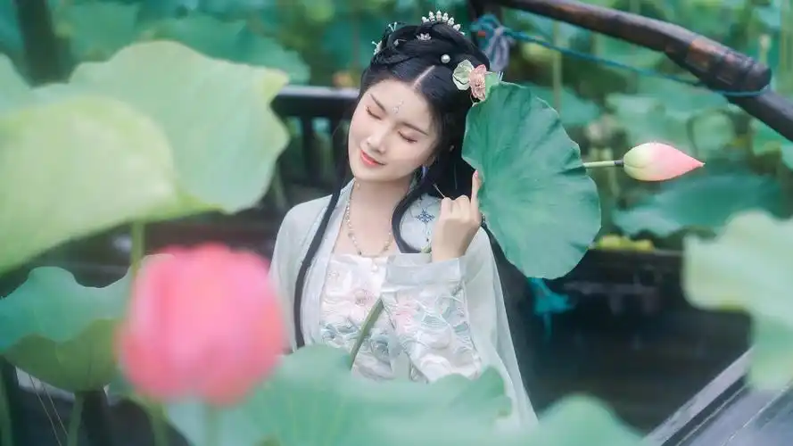 清新汉服美女唯美荷塘写真
