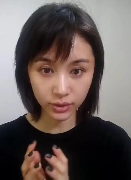 欧阳娜娜还很年轻,素颜应该毫无瑕疵才对,但她却自带一双熊猫眼,不过