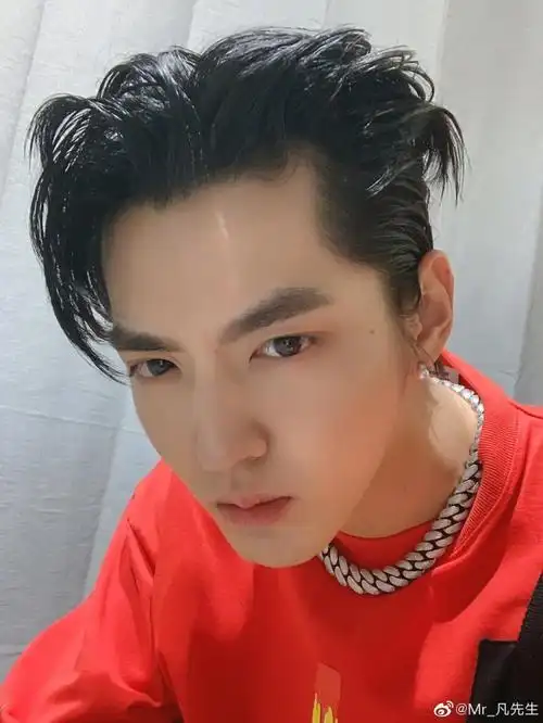 吴亦凡晒三十岁庆生照自称适应度良好