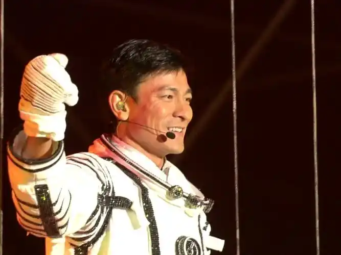 刘德华演唱会高清视频这才是最帅的男神