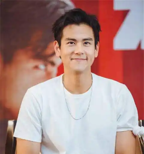 39岁彭于晏近况曝光,身材健硕状态好,打扮朴素坐百万豪车_自律_是一种