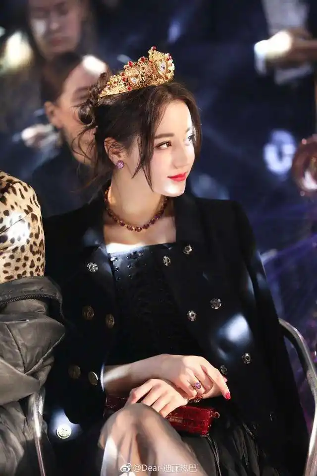 迪丽热巴米兰之旅,头带皇冠美成这样,自我调侃:胖了巨多