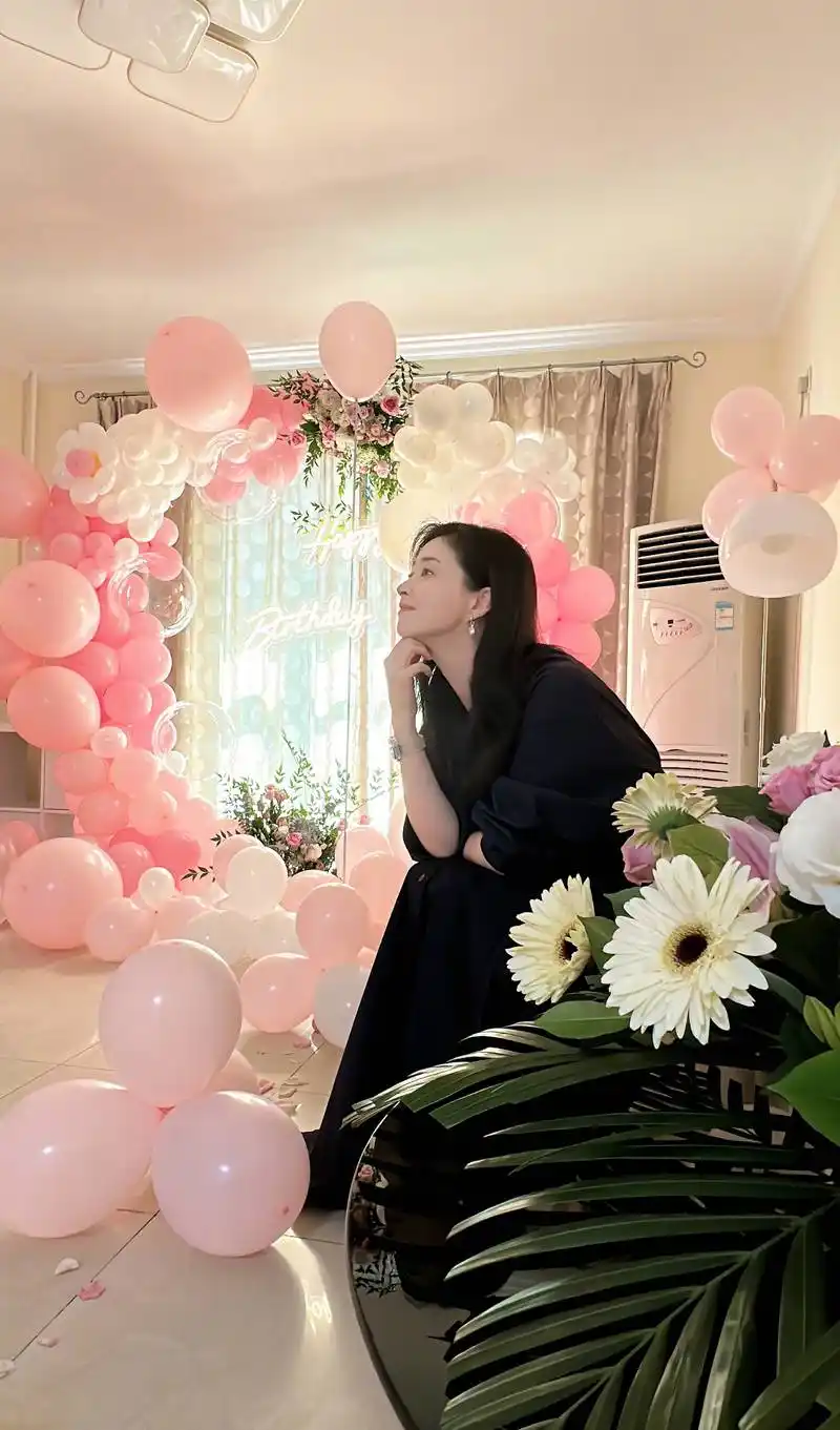 蒋欣晒39岁生日照对镜甜笑 一袭黑长裙少女心满满