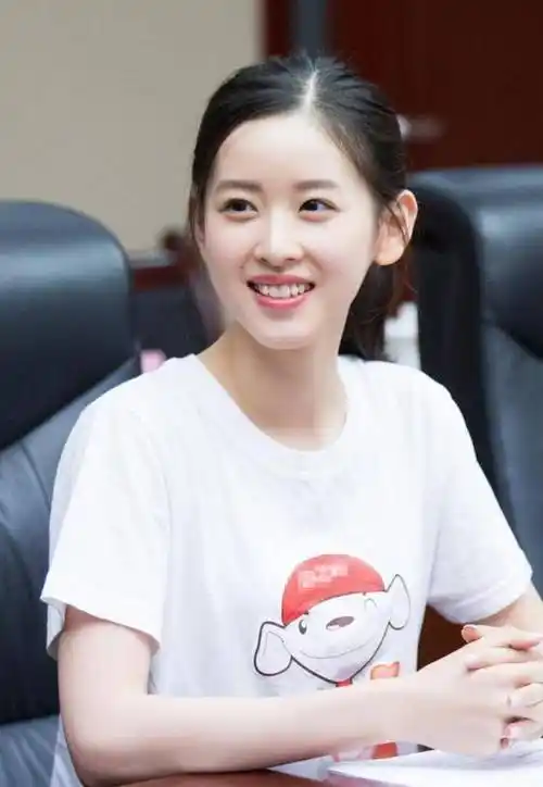 原创奶茶妹妹章泽天大学素颜照曝光网友感叹美貌智慧的化身