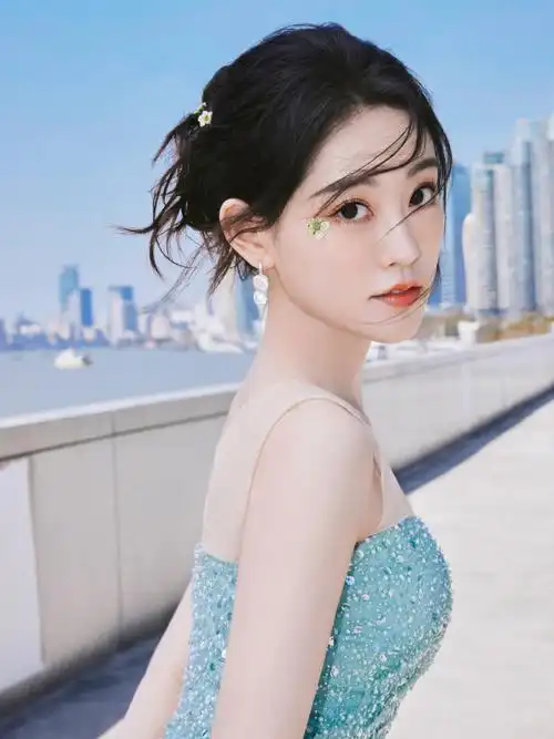 祝绪丹丨佩戴宝曼兰朵自然春意悄然生发