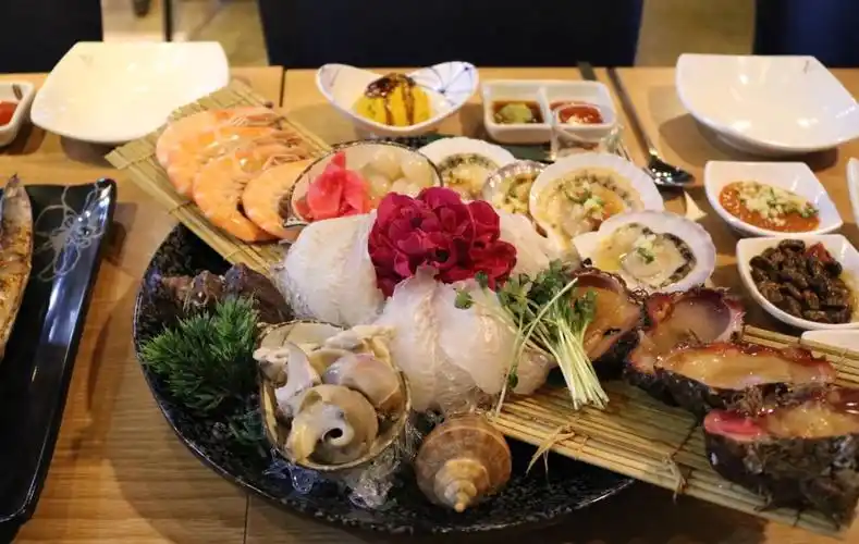 超级丰盛的海鲜大餐,刚摆上桌就让人欲罢不能直流口水的那种