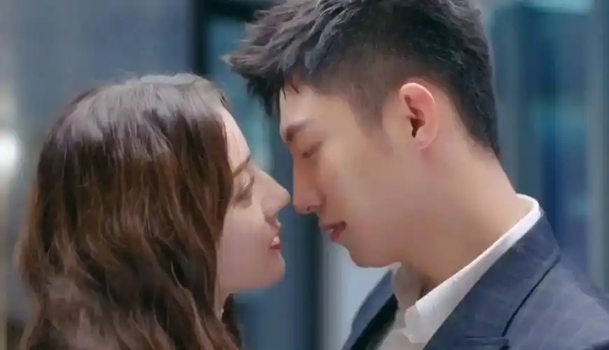 迪丽热巴恋情再升级!