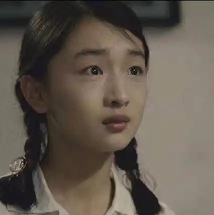 原创周冬雨晒童年照年代感满满尼龙丝袜配塑料凉鞋力证是原装脸