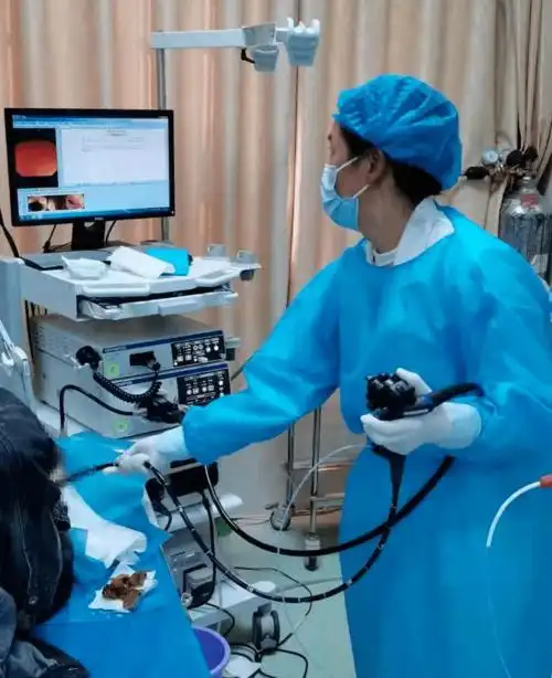 胃竟被腌菜卡住了还好有消化科内镜室医生来帮忙