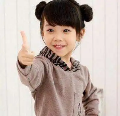 儿童两个丸子头的扎法效果图 示范儿童可爱丸子头如何扎(2)