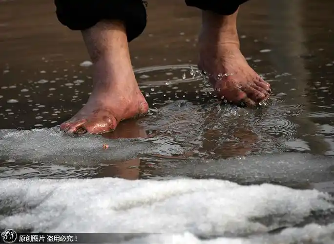 农民光脚踩碎玻璃渣从小不穿鞋 被称"赤脚大仙"表演一次赚千元